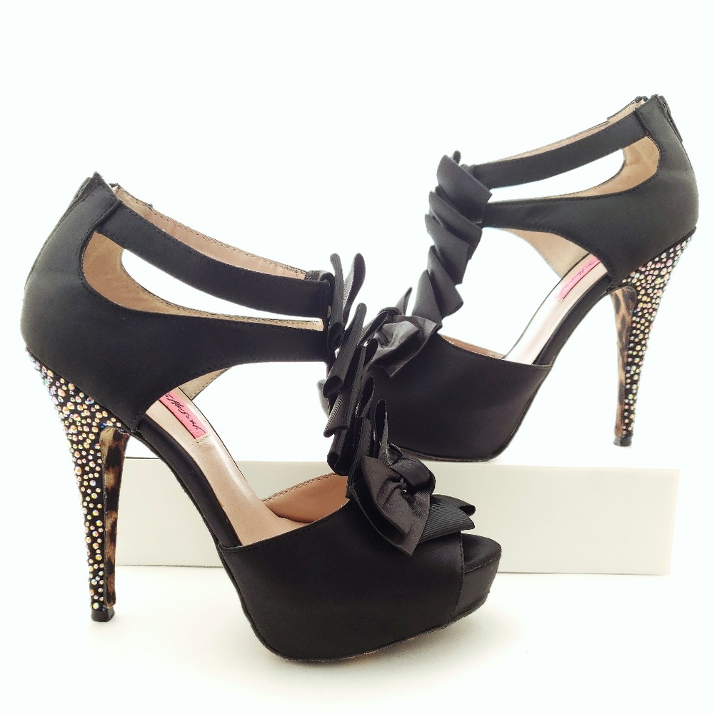 Betsey Johnson – Black Iconn T-Strap Pumps